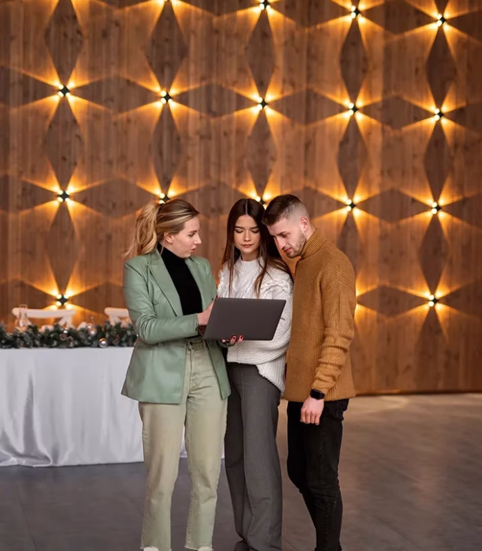 female-wedding-planner-working-with-couple.webp